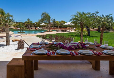 Villa Violet: Resort, Garten, Schatten, Gartenmöbel, Stuhl, Schwimmbad, Landscaping, Regenschirm, Eco Hotel