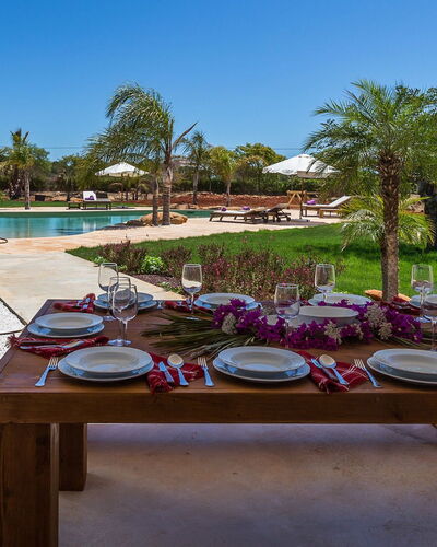 Villa Violet: Resort, Garten, Schatten, Gartenmöbel, Stuhl, Schwimmbad, Landscaping, Regenschirm, Eco Hotel