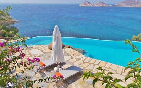 Villa Zenas with Direct Access to the Sea: Blau, Schwimmbad, Resort, Küsten Und Ozeanische Forms, Meer, Küste, Freizeit, Eco Hotel, Gartenmöbel, Tropen