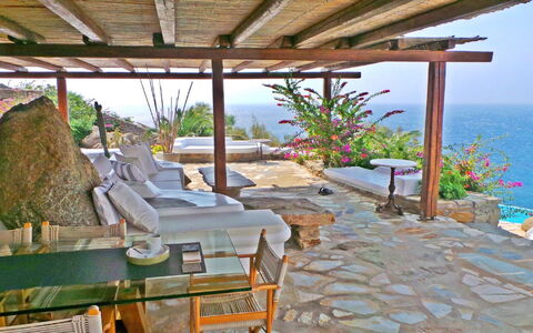 Villa Zenas with Direct Access to the Sea: Resort, Möbel, Blumentopf, Stuhl, Eco Hotel, Gartenmöbel, Zimmerpflanze, Natürliches Material, Schwimmbad, Balkon