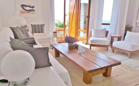 Villa Zenas with Direct Access to the Sea: Möbel, Interior Design, Couch, Flooring, Fussboden, Holz, Wohnzimmer, Zimmer, Tabelle, Dekokissen