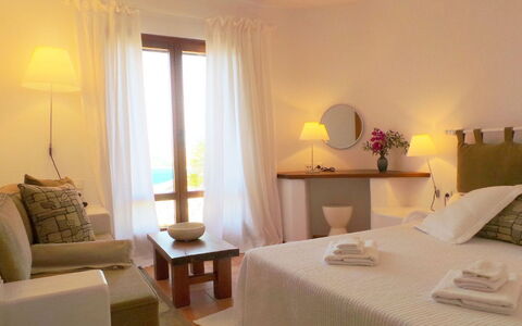 Villa Zenas with Direct Access to the Sea: Möbel, Interior Design, Stuhl, Tabelle, Schlafzimmer, Fussboden, Bett, Zimmer, Resort, Dekokissen