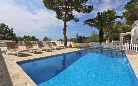 Villa Zenith: Baum, Schwimmbad, Schatten, Resort, Gartenmöbel, Ferienort, Landscaping, Water Feature, Villa, Eco Hotel