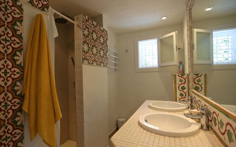 Villa Zenith: Wand, Armatur, Interior Design, Flooring, Fussboden, Badezimmer, Bad Sink, Sinken, Decke, Zimmer