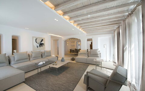 Villa Zinovia: Möbel, Interior Design, Flooring, Wand, Fussboden, Couch, Decke, Wohnzimmer, Zuhause, Zimmer