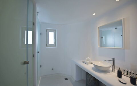 Villa Zinovia: Wand, Armatur, Interior Design, Decke, Flooring, Badezimmer, Light Fixture, Beleuchtung, Fussboden, Sinken