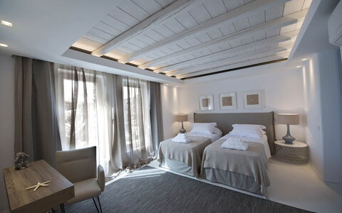 Villa Zinovia: Möbel, Interior Design, Bett, Schlafzimmer, Fussboden, Holz, Decke, Flooring, Textil, Zimmer