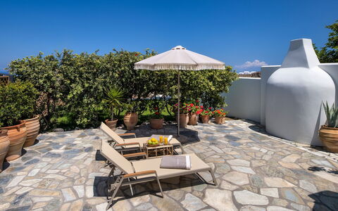 Guest House Sorokos: Blumentopf, Gartenmöbel, Flagstone, Garten, Stuhl, Zimmerpflanze, Schatten, Landscaping, Terrasse, Hof