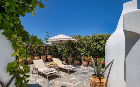 Guest House Sorokos: Blumentopf, Zimmerpflanze, Garten, Flagstone, Gartenmöbel, Landscaping, Stuhl, Hof, Schatten