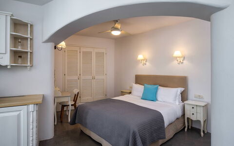 Guest House Sorokos: Möbel, Interior Design, Flooring, Fussboden, Decke, Zimmer, Beleuchtung, Schlafzimmer, Light Fixture, Bett