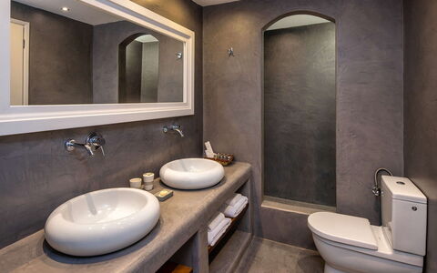 Guest House Sorokos: Armatur, Badezimmer, Sinken, Interior Design, Zapfhahn, Bad Sink, Installation, Flooring, Spiegel, Zuhause