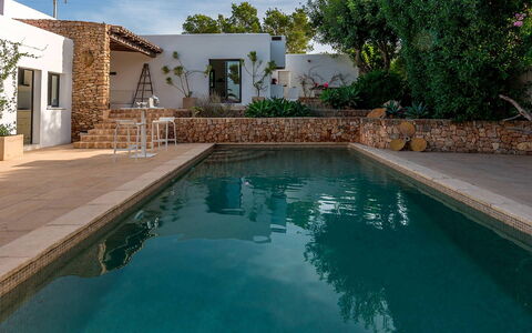 Can Blanca: Schwimmbad, Water Feature, Resort, Flagstone, Fliese, Eco Hotel, Hinterhof, Villa, Reflecting Pool