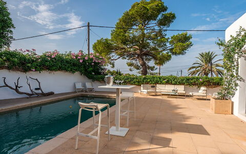 Can Blanca: Schwimmbad, Resort, Schatten, Gartenmöbel, Blumentopf, Garten, Stuhl, Hazienda, Zimmerpflanze, Eco Hotel