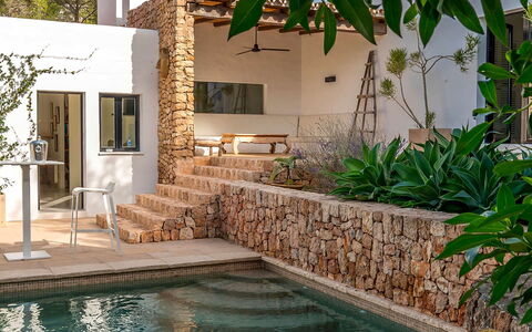 Can Blanca: Wand, \Fels, Steinwand, Garten, Flagstone, Schatten, Backstein, Landscaping, Hinterhof