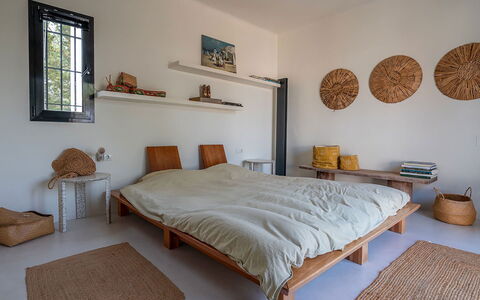 Can Blanca: Möbel, Bett, Schlafzimmer, Holz, Bedding, Bettdecke, Interior Design, Fussboden, Linens, Flooring