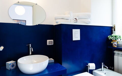 Casa Milena: Blau, Armatur, Badezimmer, Flooring, Bad Sink, Sinken, Zapfhahn, Fussboden, Interior Design, Installation