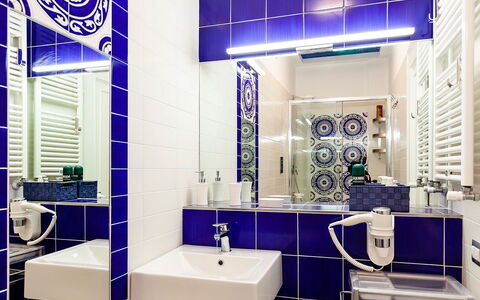 Casa Serena: Blau, Flooring, Fussboden, Interior Design, Fliese, Armatur, Badezimmer, Installation, Mosaik, Decke