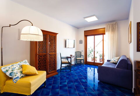 Casa Serena: Blau, Flooring, Fussboden, Interior Design, Fliese, Zimmer, Holzbeize, Holzboden, Wohnzimmer