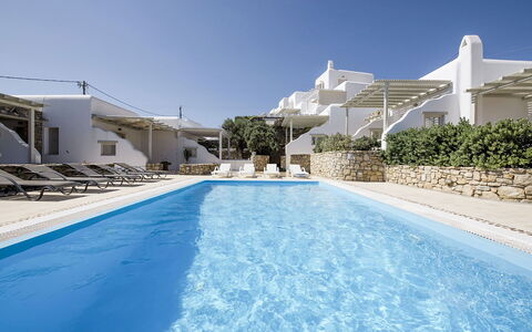 Marvi House: Hotel, Schwimmbad, Resort