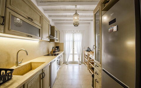 Marvi House: Interior Design, Countertop, Küche, Flooring, Holz, Cabinetry, Möbel, Fussboden, Decke, Beleuchtung
