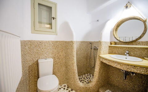 Marvi House: Badezimmer, Armatur, Wand, Flooring, Toilette, Toilleten Sitz, Interior Design, Fussboden, Installation, Bad Sink