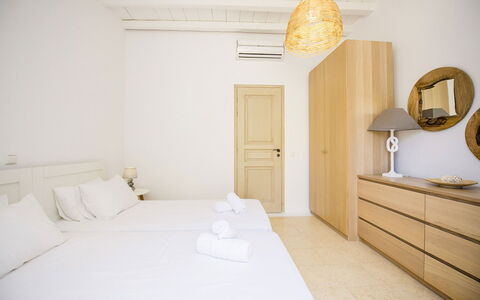 Marvi House: Interior Design, Fussboden, Flooring, Wohnung, Tür, Zimmer, Formen, Holzbeize, Schlafzimmer, Bett