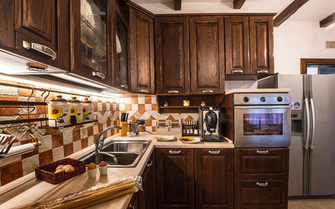 Villa Pandora: Küche, Küchengerät, Countertop, Major Appliance, Holz, Interior Design, Cabinetry, Herd, Möbel, Flooring