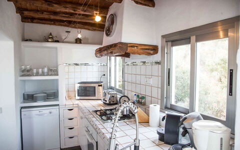 Villa Rigel: Küche, Countertop, Interior Design, Küchengerät, Decke, Möbel, Flooring, Herd, Zimmer, Major Appliance