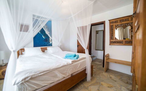 Villa Rigel: Möbel, Holz, Interior Design, Schlafzimmer, Bett, Fussboden, Flooring, Decke, Beleuchtung, Bedding
