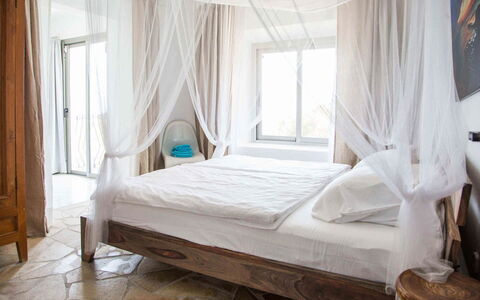 Villa Rigel: Möbel, Interior Design, Schlafzimmer, Bett, Holz, Fussboden, Linens, Textil, Himmelbett, Bedding