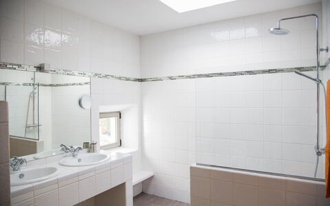 Villa Rigel: Wand, Flooring, Armatur, Badezimmer, Interior Design, Fussboden, Decke, Installation, Fliese, Zapfhahn