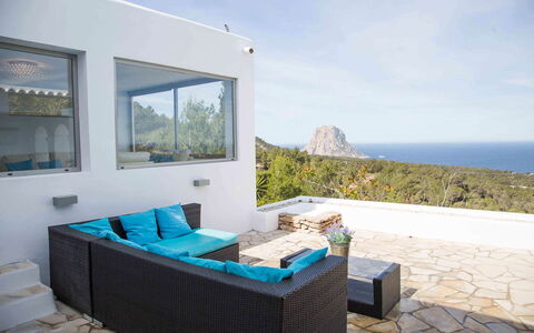 Villa Rigel: Möbel, Tabelle, Interior Design, Couch, Meer, Stuhl, Wohnzimmer, Decke, Kaffetisch