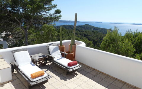 Villa Roxy: Möbel, Gartenmöbel, Stuhl, Schatten, Resort, Eco Hotel, Balkon, Tisch Im Freien, Sonnenliege, Villa