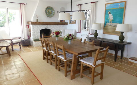 Villa Roxy: Möbel, Flooring, Tabelle, Stuhl, Holz, Interior Design, Fussboden, Küche & Esszimmer Tisch, Esszimmer, Beleuchtung