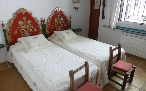 Villa Roxy: Bett, Bedding, Schlafzimmer, Möbel, Bettdecke, Interior Design, Holz, Linens, Zimmer, Textil