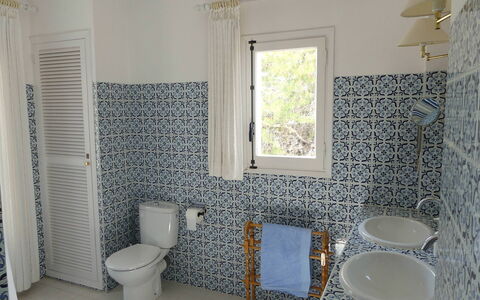 Villa Roxy: Flooring, Interior Design, Fussboden, Armatur, Toilleten Sitz, Badezimmer, Toilette, Fliese, Sinken, Installation