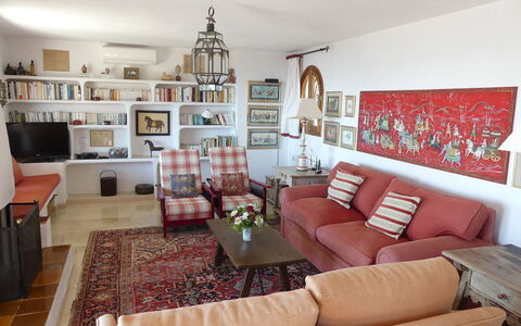 Villa Roxy: Möbel, Interior Design, Couch, Wand, Flooring, Wohnzimmer, Holz, Zimmer, Fussboden, Tabelle