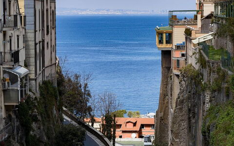 Apartment Vittoria: Wohngebiet, Nachbarschaft, Küsten Und Ozeanische Forms, Küste, Wohnung, Meer, Vorort, Ozean, Balkon, Landspitze
