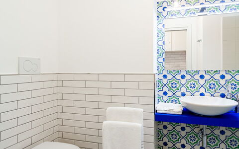 Interno Sorrentino: Flooring, Badezimmer, Interior Design, Fussboden, Armatur, Fliese, Installation, Zapfhahn, Keramik, Bad Sink