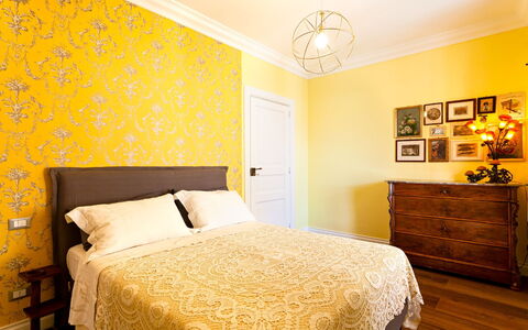 Interno Sorrentino: Möbel, Interior Design, Gelb, Wand, Schlafzimmer, Bett, Flooring, Fussboden, Zimmer, Bettdecke