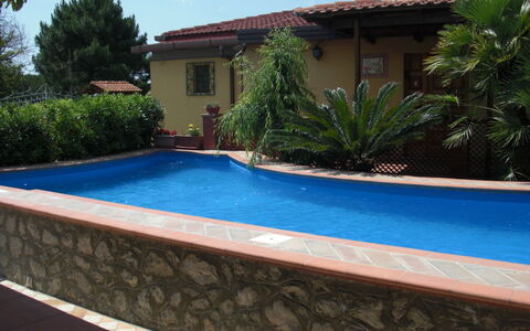 Villa Due Golfi: Schwimmbad, Verbundwerkstoff, Water Feature, Schatten, Hazienda, Resort, Eco Hotel, Hinterhof, Landscaping, Fliese