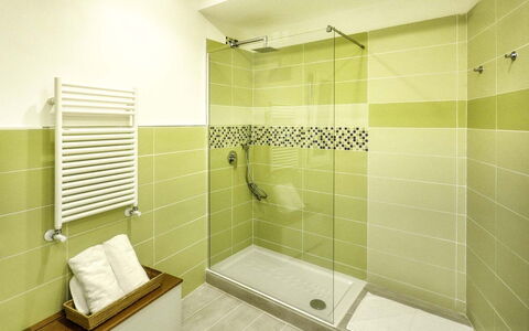 Casa Primavera: Flooring, Interior Design, Badezimmer, Armatur, Fussboden, Installation, Fliese, Dusche, Decke, Zapfhahn