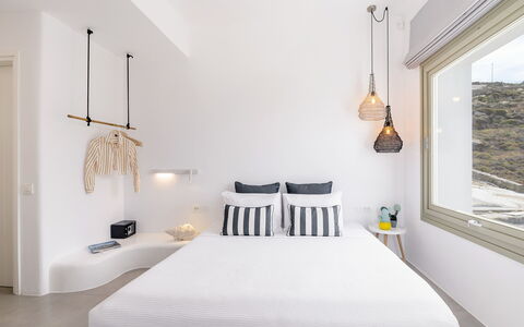 The Mykonian Castle: Schlafzimmer, Interior Design, Bett, Beleuchtung, Wohnung, Dekokissen, Linens, Möbel, Zuhause, Kissen