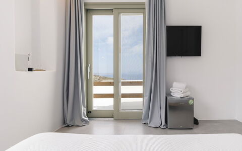 The Mykonian Castle: Interior Design, Meer, Möbel, Fensterabdeckung, Vorhang, Ozean, Fensterbehandlung, Glas, Daylighting