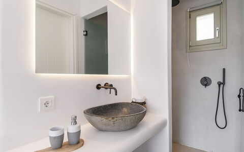 The Mykonian Castle: Armatur, Badezimmer, Wand, Interior Design, Sinken, Bad Sink, Flooring, Zapfhahn, Spiegel, Fussboden