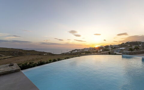 The Mykonian Castle: Blau, Horizont, Schwimmbad, Dämmerung, Abend, Sonnenaufgang, Sonnenuntergang, Resort, Ferienort