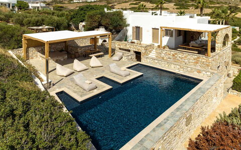 Villa Almatea: Schwimmbad, Resort, Estate, Flagstone, Villa, Stuhl, Gartenmöbel, Water Feature, Outdoor Struktur, Terrasse