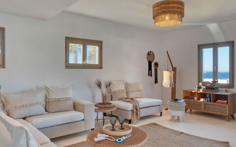 Villa Almatea: Möbel, Interior Design, Holz, Flooring, Zuhause, Wohnzimmer, Couch, Zimmer, Beleuchtung, Fussboden