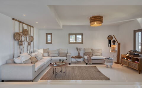 Villa Almatea: Möbel, Interior Design, Couch, Wohnzimmer, Holz, Zuhause, Flooring, Wohnung, Beleuchtung, Zimmer