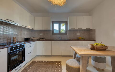 Villa Almatea: Interior Design, Küche, Möbel, Countertop, Flooring, Küchengerät, Holz, Cabinetry, Decke, Fussboden